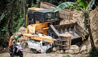 Schwere Arbeitsmachinen verrotten im Wald