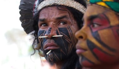 Portrait eines jungen Indio neben seinem Vater, Brasilien. 