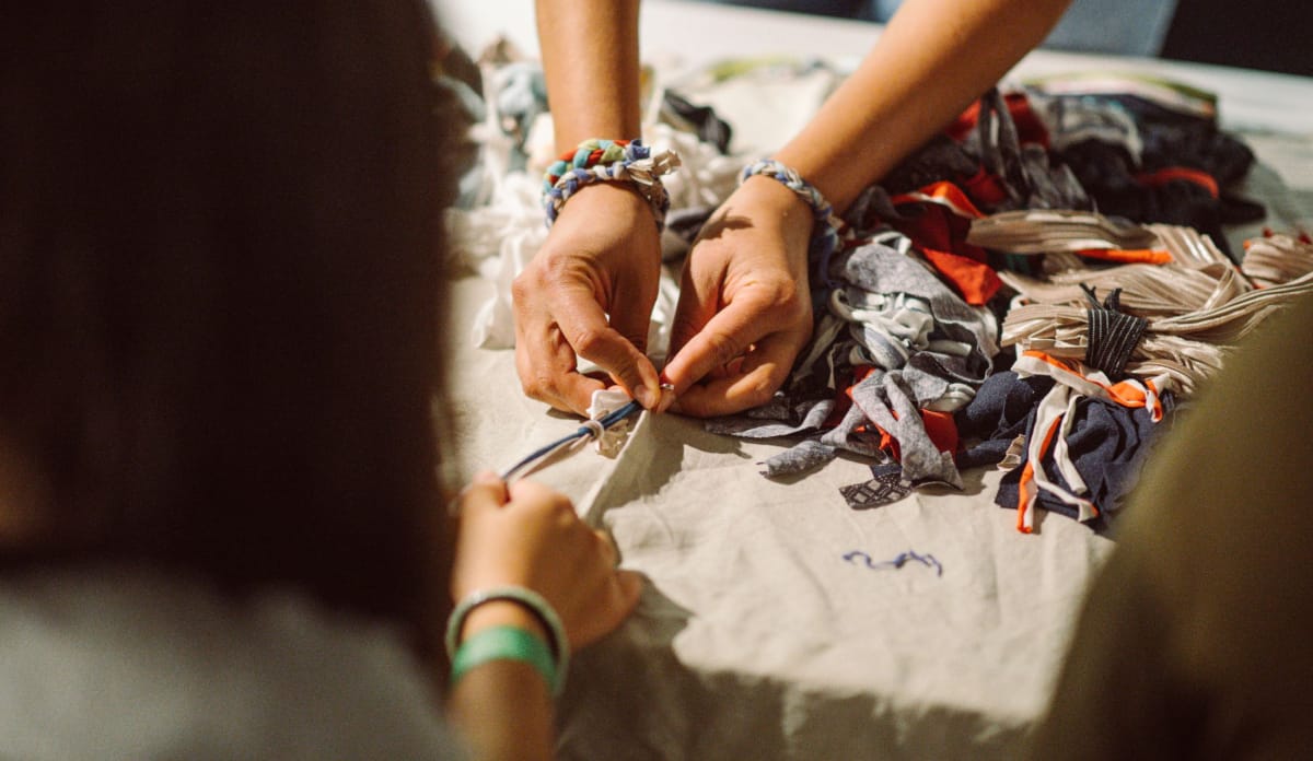 Upcycling: Coole Armbänder aus alten Stoffstreifen flechten